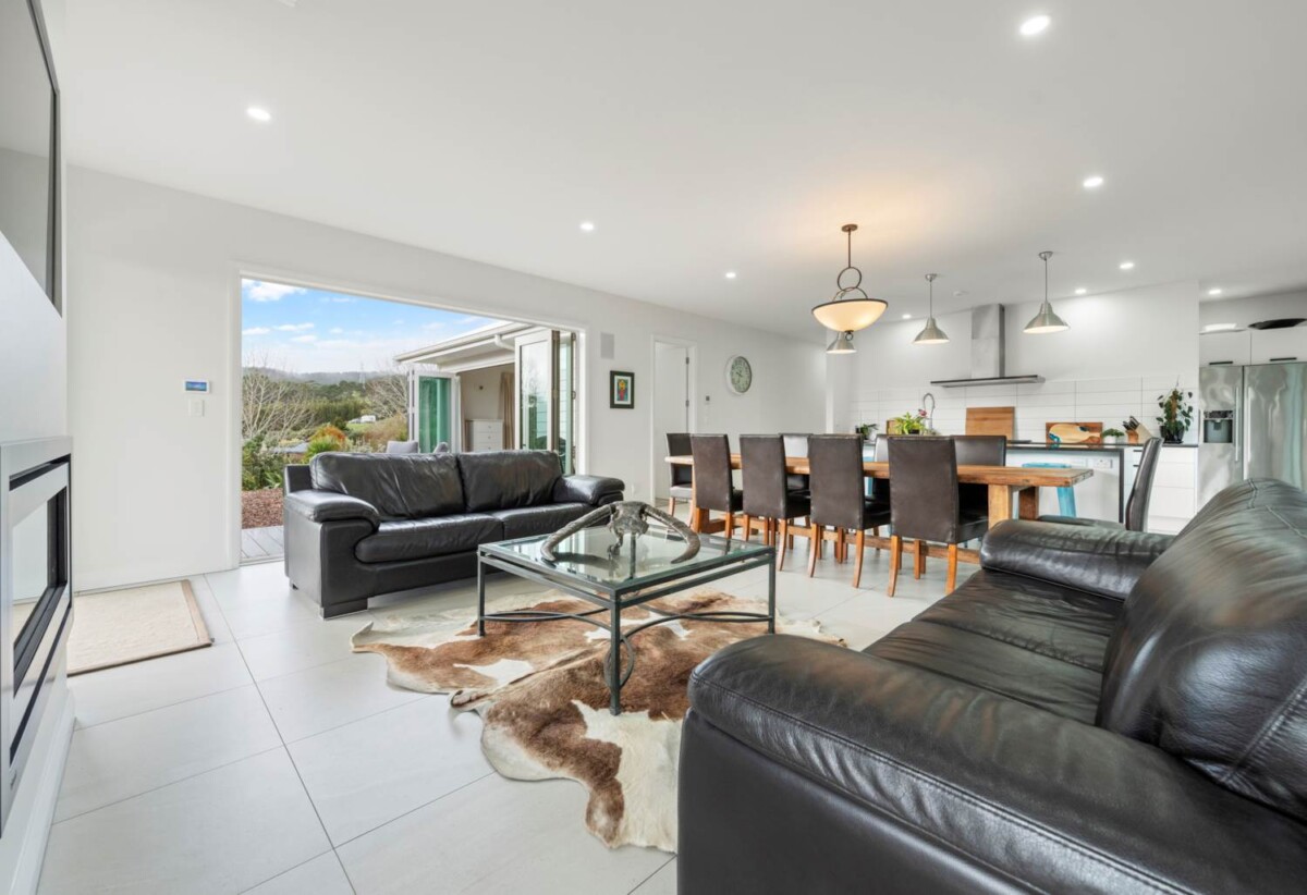 6 beds lifestyle house on 7370m² land, a media room, a swimming pool, and a pool house with a toilet. a 2 beds minor dwelling, a large 8 x 8m workshop, 7 Pineview Lane, Helensville, Auckland