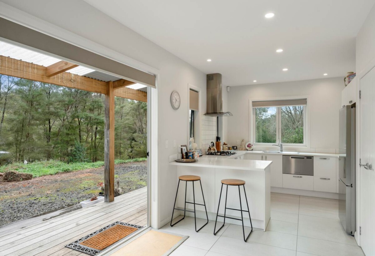 6 beds lifestyle house on 7370m² land, a media room, a swimming pool, and a pool house with a toilet. a 2 beds minor dwelling, a large 8 x 8m workshop, 7 Pineview Lane, Helensville, Auckland