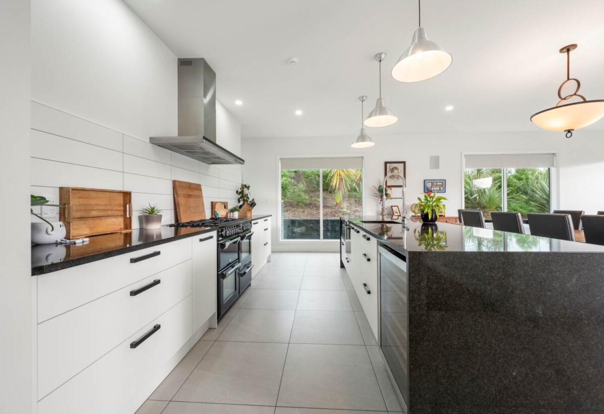6 beds lifestyle house on 7370m² land, a media room, a swimming pool, and a pool house with a toilet. a 2 beds minor dwelling, a large 8 x 8m workshop, 7 Pineview Lane, Helensville, Auckland