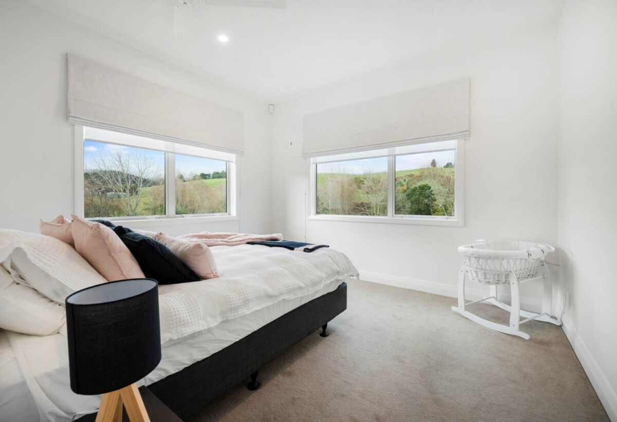 6 beds lifestyle house on 7370m² land, a media room, a swimming pool, and a pool house with a toilet. a 2 beds minor dwelling, a large 8 x 8m workshop, 7 Pineview Lane, Helensville, Auckland