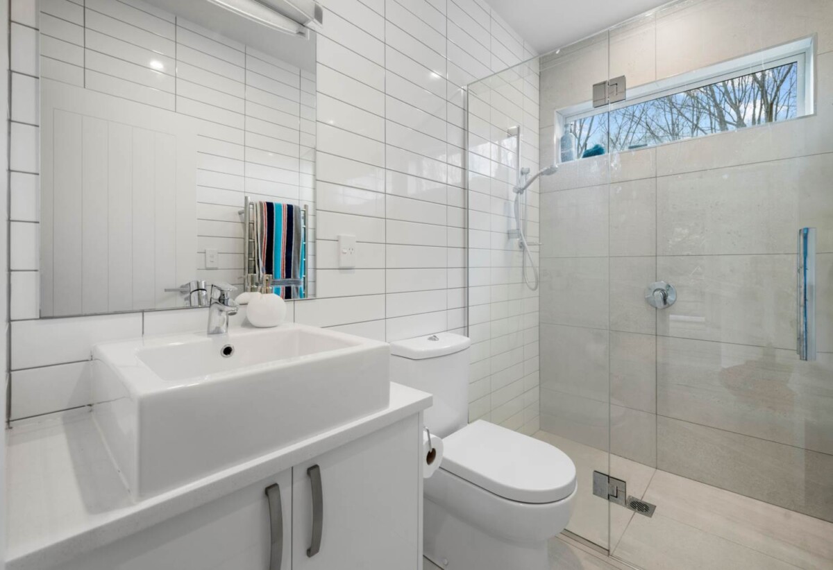 6 beds lifestyle house on 7370m² land, a media room, a swimming pool, and a pool house with a toilet. a 2 beds minor dwelling, a large 8 x 8m workshop, 7 Pineview Lane, Helensville, Auckland