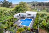 6 beds lifestyle house on 7370m² land, a media room, a swimming pool, and a pool house with a toilet. a 2 beds minor dwelling, a large 8 x 8m workshop, 7 Pineview Lane, Helensville, Auckland