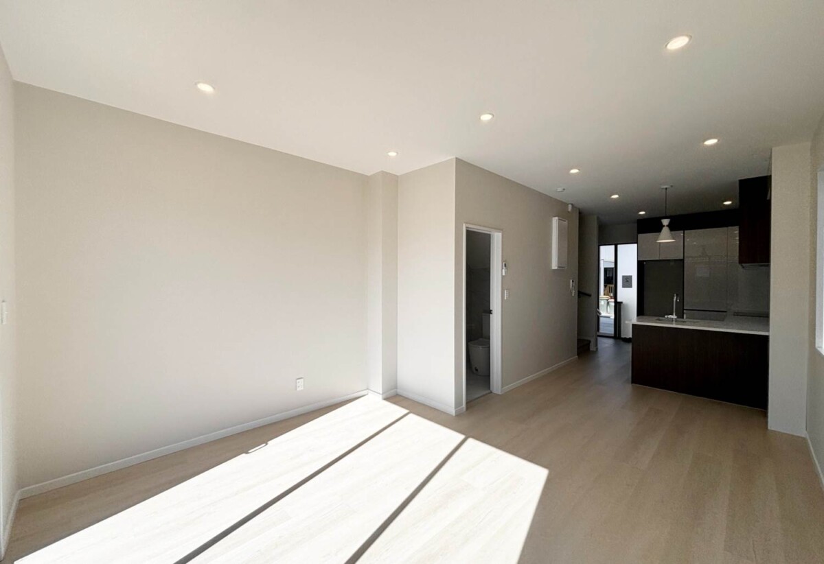 For rent, brandnew 2 beds 1.5 baths townhouse, available 29th November, 2/113 Moore Street, Howick, Auckland