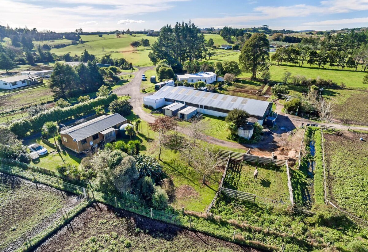 2.7704ha land, just recently rezoned to MHU and ready for development, 4 beds house, 3 beds cottage, 1 bed flat, 27 Royal Doulton Drive, Pukekohe, Auckland