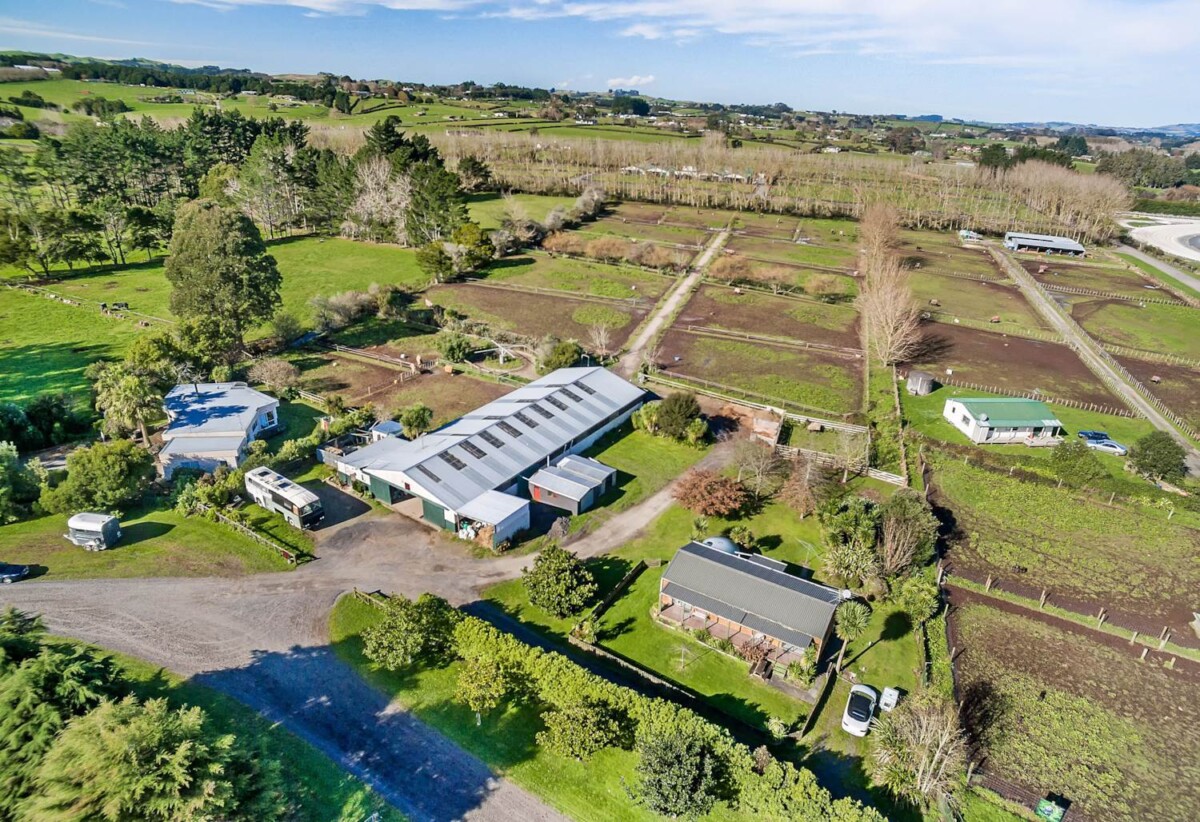 2.7704ha land, just recently rezoned to MHU and ready for development, 4 beds house, 3 beds cottage, 1 bed flat, 27 Royal Doulton Drive, Pukekohe, Auckland