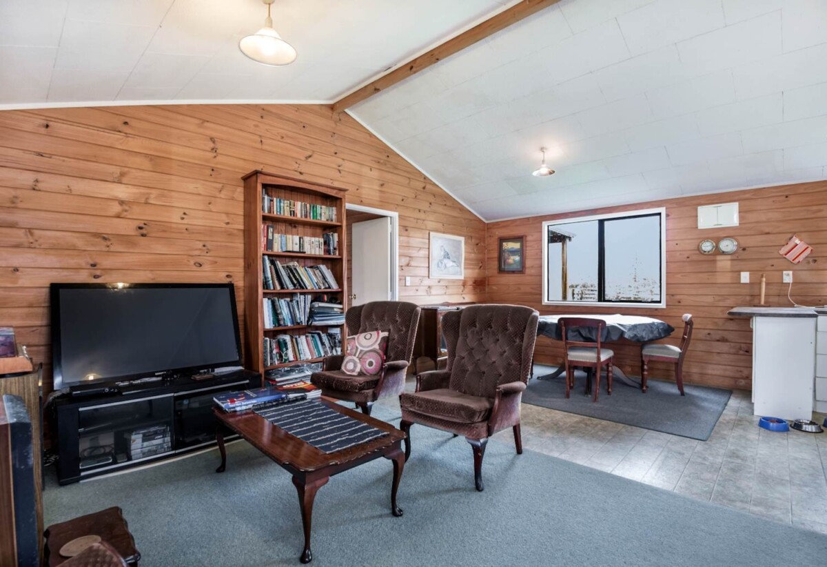 2.7704ha land, just recently rezoned to MHU and ready for development, 4 beds house, 3 beds cottage, 1 bed flat, 27 Royal Doulton Drive, Pukekohe, Auckland