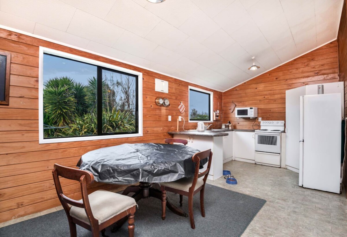 2.7704ha land, just recently rezoned to MHU and ready for development, 4 beds house, 3 beds cottage, 1 bed flat, 27 Royal Doulton Drive, Pukekohe, Auckland