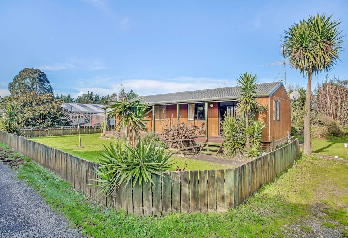 2.7704ha land, just recently rezoned to MHU and ready for development, 4 beds house, 3 beds cottage, 1 bed flat, 27 Royal Doulton Drive, Pukekohe, Auckland