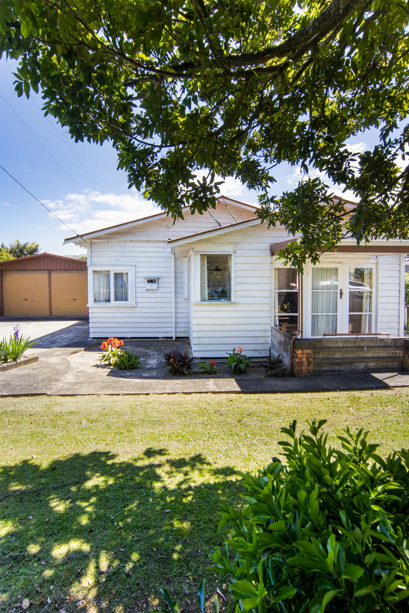 3 beds house on 1,012m² section, live, do=up or develop, 4 Holly Street, Avondale, Auckland