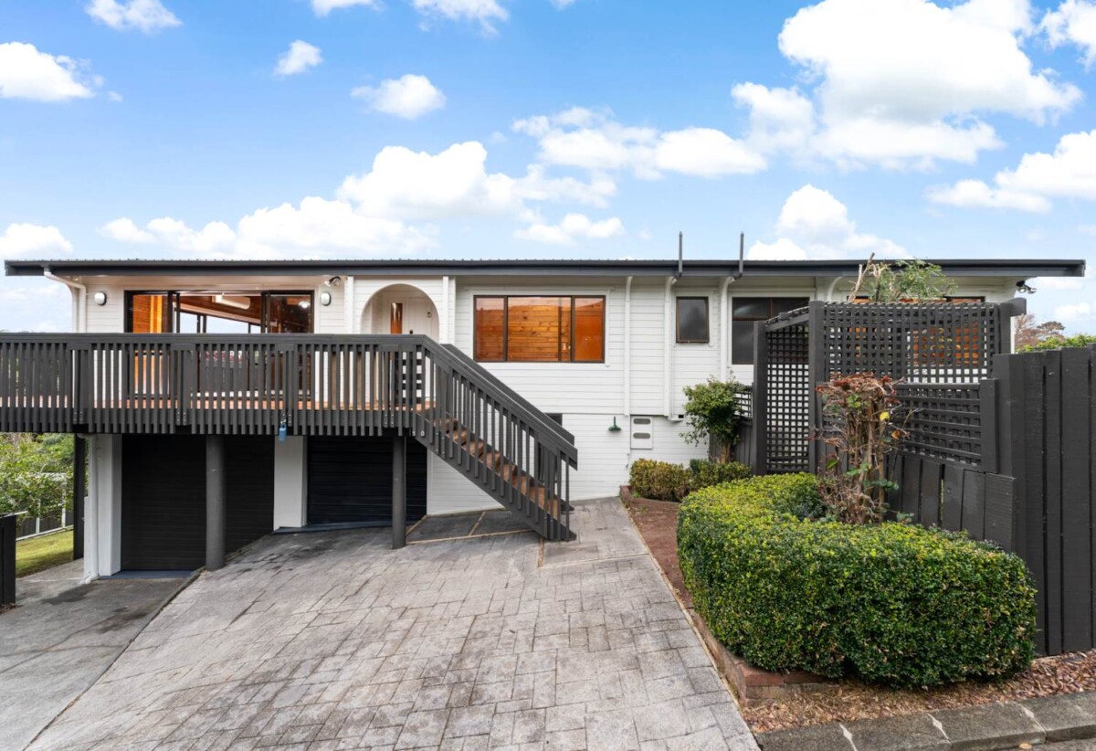 Top school zones, Character 3 beds house on 715m² section, a wrap-around decks with views, 10 Lagoon Way, West Harbour, Auckland