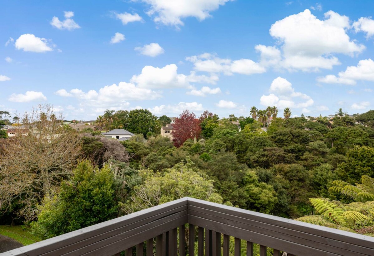 Top school zones, Character 3 beds house on 715m² section, a wrap-around decks with views, 10 Lagoon Way, West Harbour, Auckland