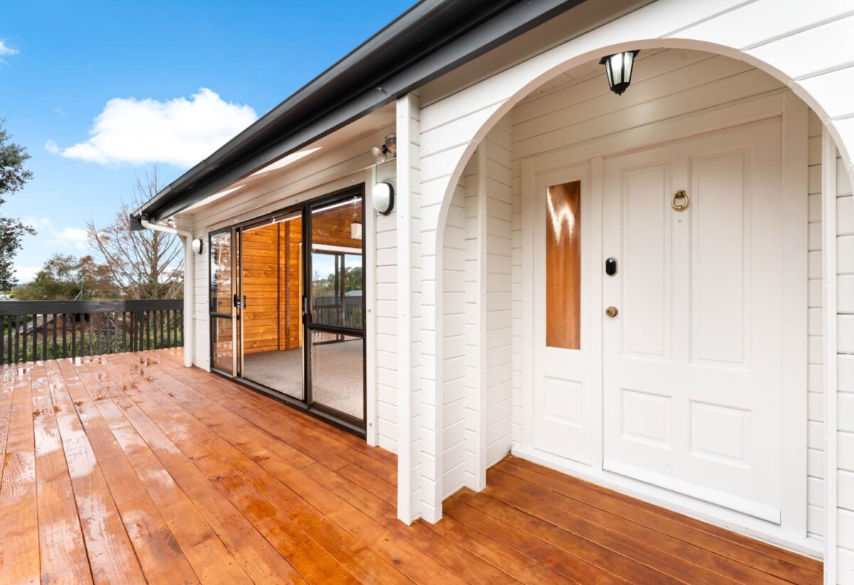 Top school zones, Character 3 beds house on 715m² section, a wrap-around decks with views, 10 Lagoon Way, West Harbour, Auckland