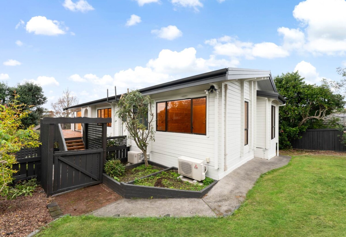 Top school zones, Character 3 beds house on 715m² section, a wrap-around decks with views, 10 Lagoon Way, West Harbour, Auckland