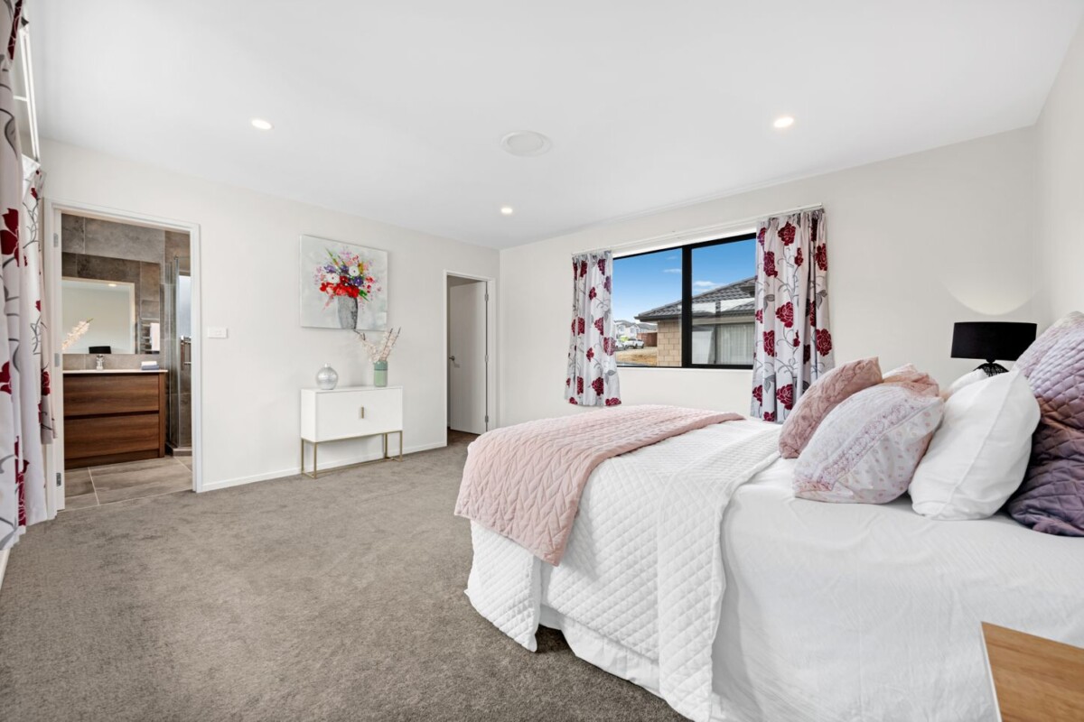 Must sell, Relocating Vendor, 6 beds house with Self-Contained 2-Bedroom Granny Flat, 32 Carrygawley Road, Flat Bush, Auckland
