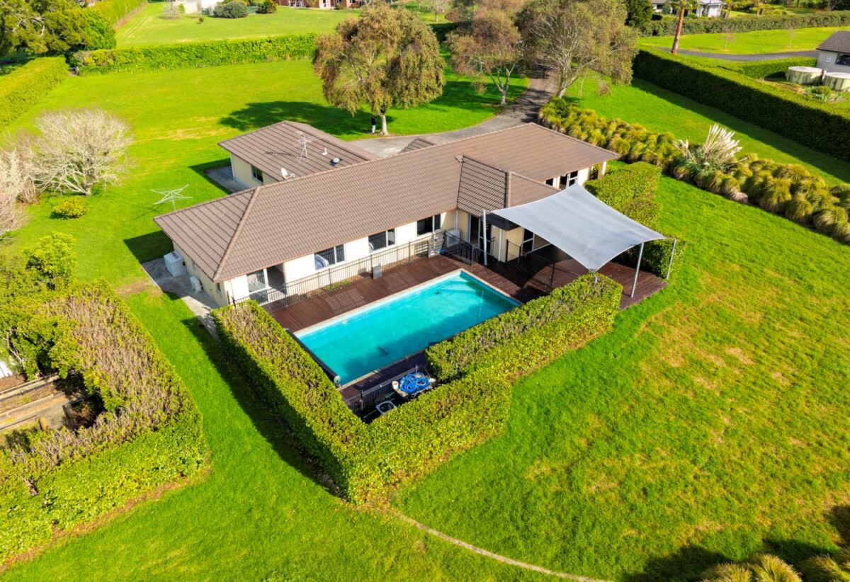 Motivated overseas vendor, 4 beds lifestyle house on 10,000m² (1ha) of flat, Future Urban-zoned land, 32C Koraha Road, Kumeu, Auckland