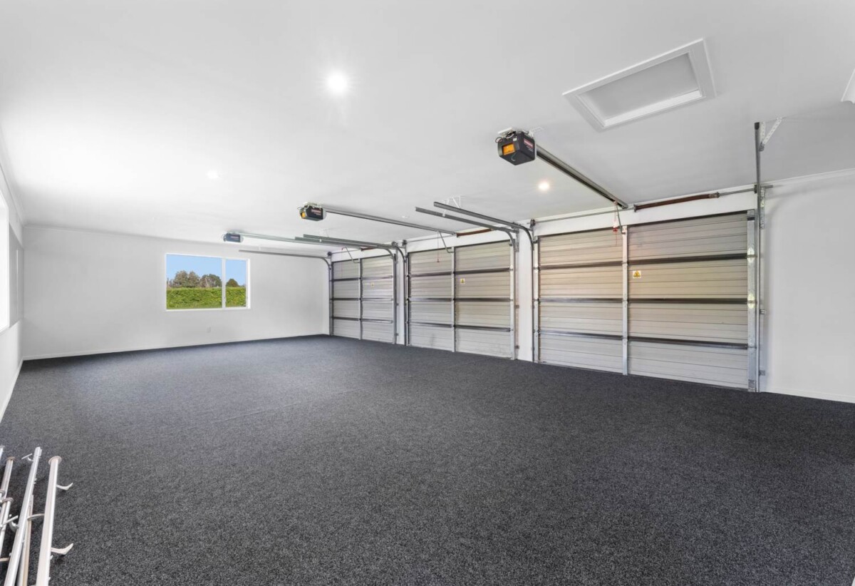 Motivated overseas vendor, 4 beds lifestyle house on 10,000m² (1ha) of flat, Future Urban-zoned land, 32C Koraha Road, Kumeu, Auckland