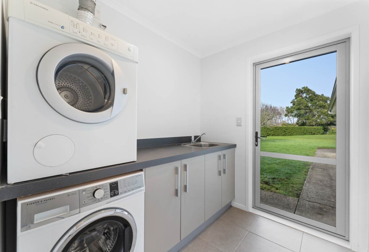 Motivated overseas vendor, 4 beds lifestyle house on 10,000m² (1ha) of flat, Future Urban-zoned land, 32C Koraha Road, Kumeu, Auckland