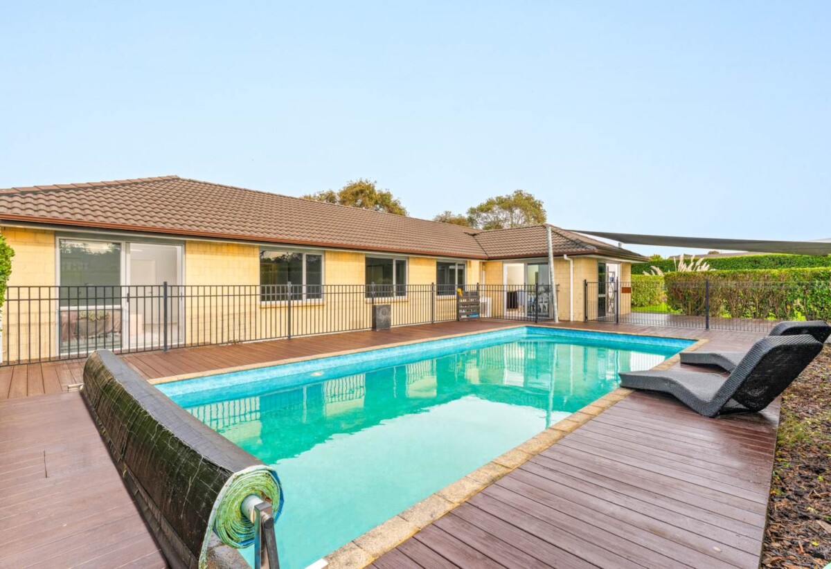 Motivated overseas vendor, 4 beds lifestyle house on 10,000m² (1ha) of flat, Future Urban-zoned land, 32C Koraha Road, Kumeu, Auckland