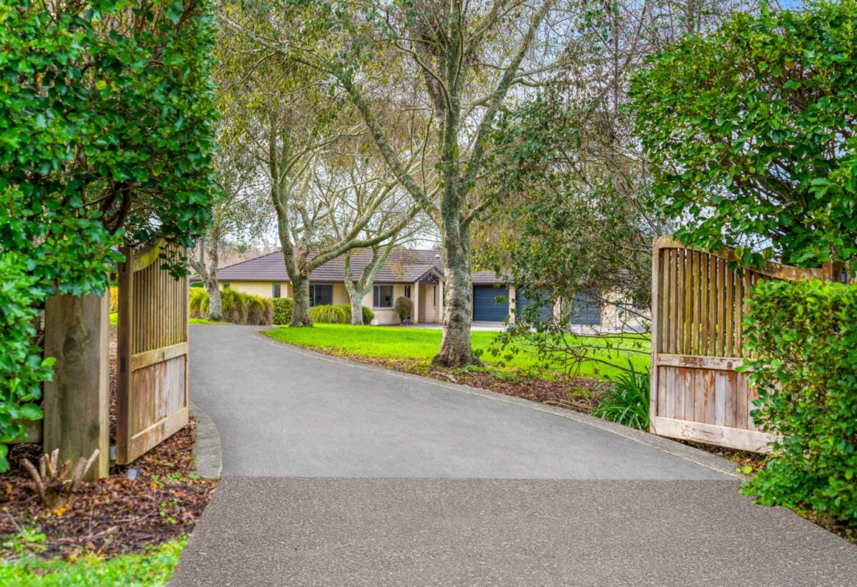 Motivated overseas vendor, 4 beds lifestyle house on 10,000m² (1ha) of flat, Future Urban-zoned land, 32C Koraha Road, Kumeu, Auckland