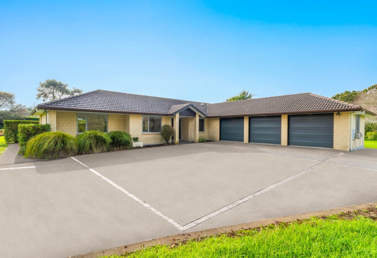 Motivated overseas vendor, 4 beds lifestyle house on 10,000m² (1ha) of flat, Future Urban-zoned land, 32C Koraha Road, Kumeu, Auckland