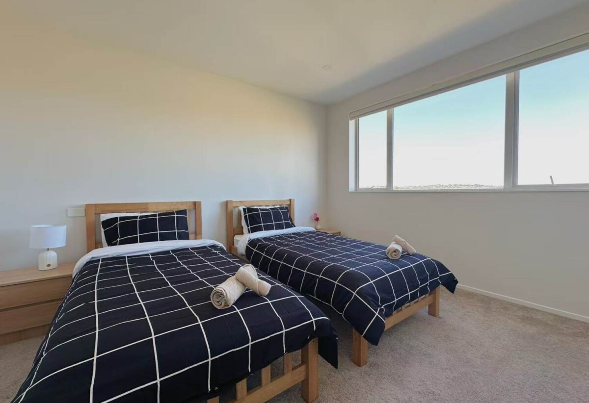Time to Move On — Vendor Says SELL, freehold 3 beds 3 baths home, minutes from school, shops, 44C Joshua Carder Drive, Hobsonville, Auckland