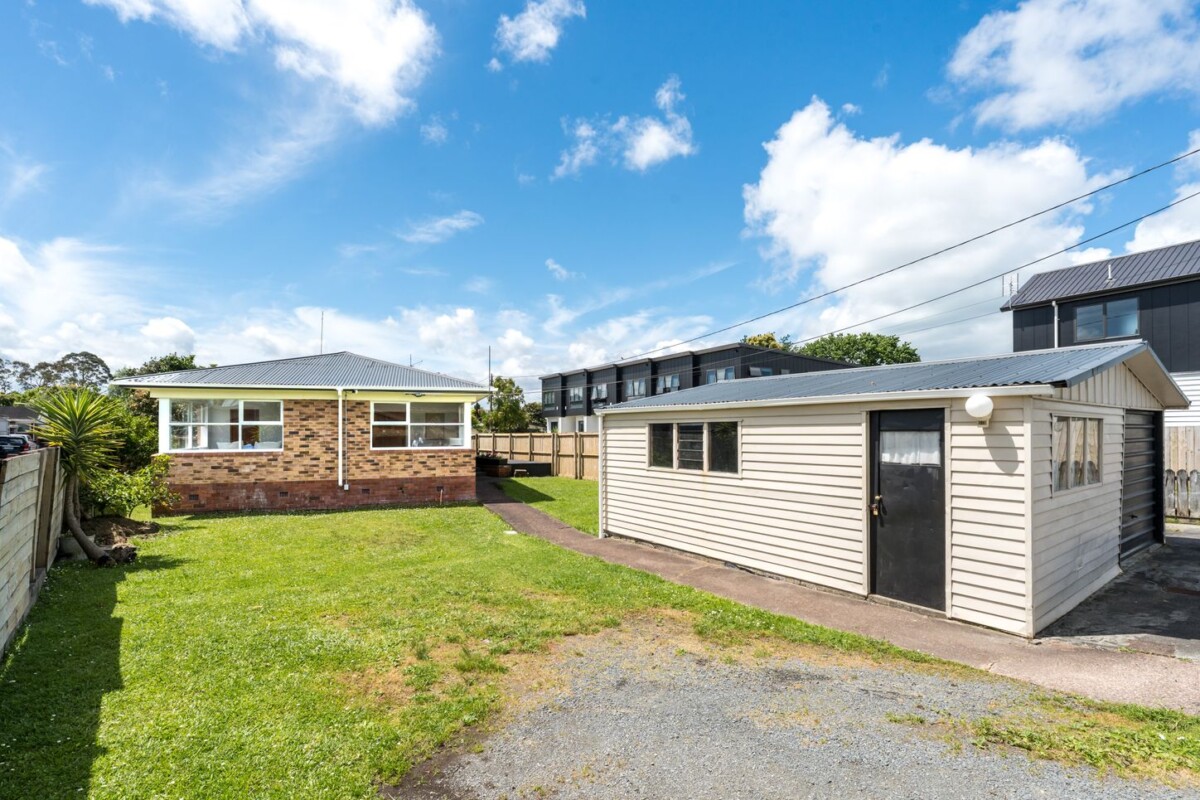 3 beds brick house on 455m2 section, walks to schools, minutes to supermarket & shops, 39 Harrington Road, Henderson, Auckland