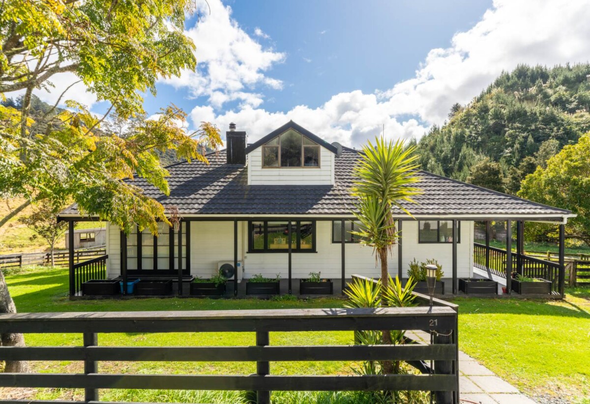 6 beds lifestyle houses on 34.4475ha land, 4 beds mouse + 2 beds house, 2 large sheds, Resource Consent granted (February 2025) for 3-lot subdivision, 21 Noakes Hill Road, Puhoi, Auckland