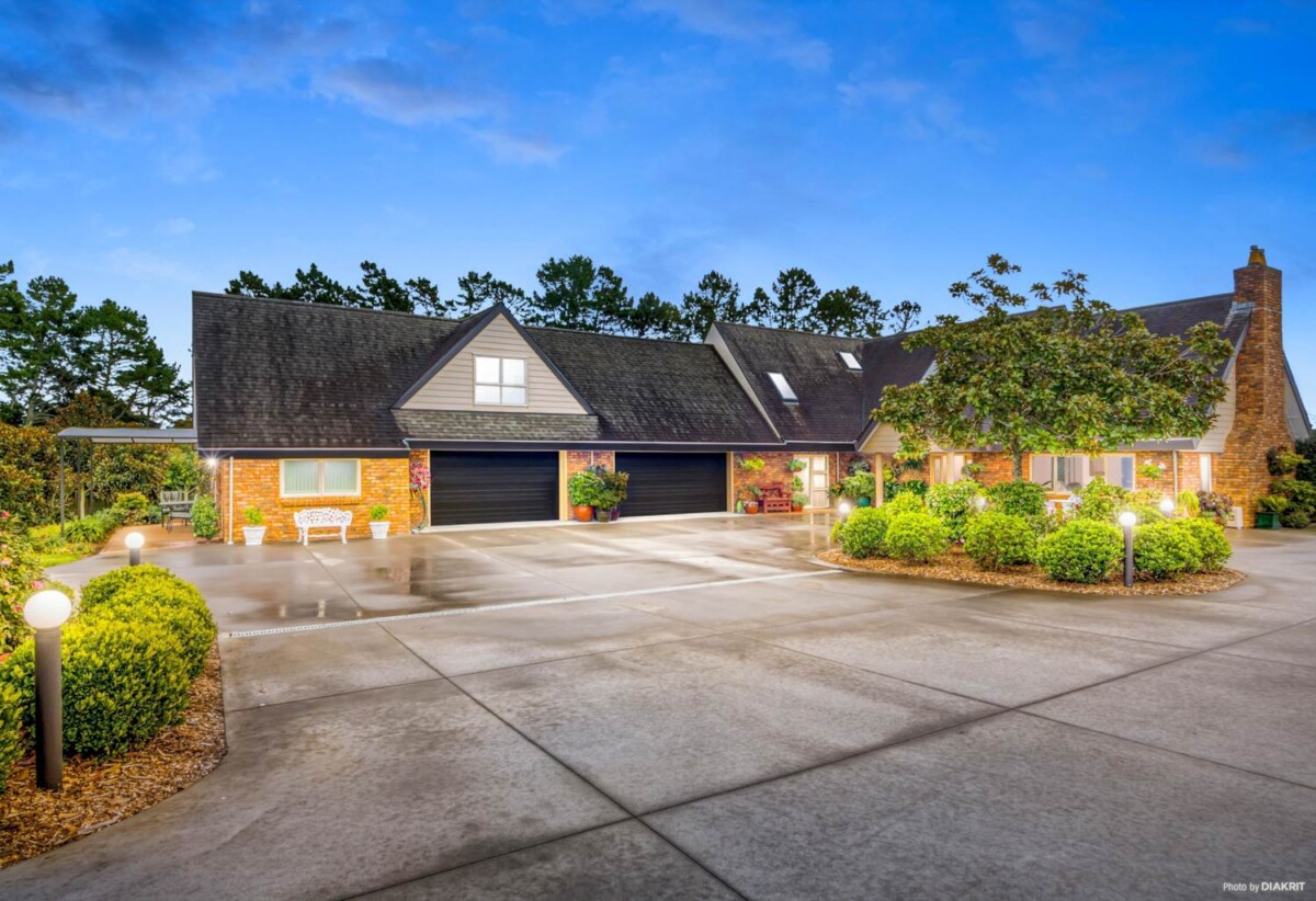 6 beds (5+1) lifestyle on 1.6365ha land, Approx. 2/3 of the property operates as Brigham Creek Café & Restaurant as an event venue, Generating a income of approx. $200,000 per year, 1 Sinton Road, Hobsonville, Auckland