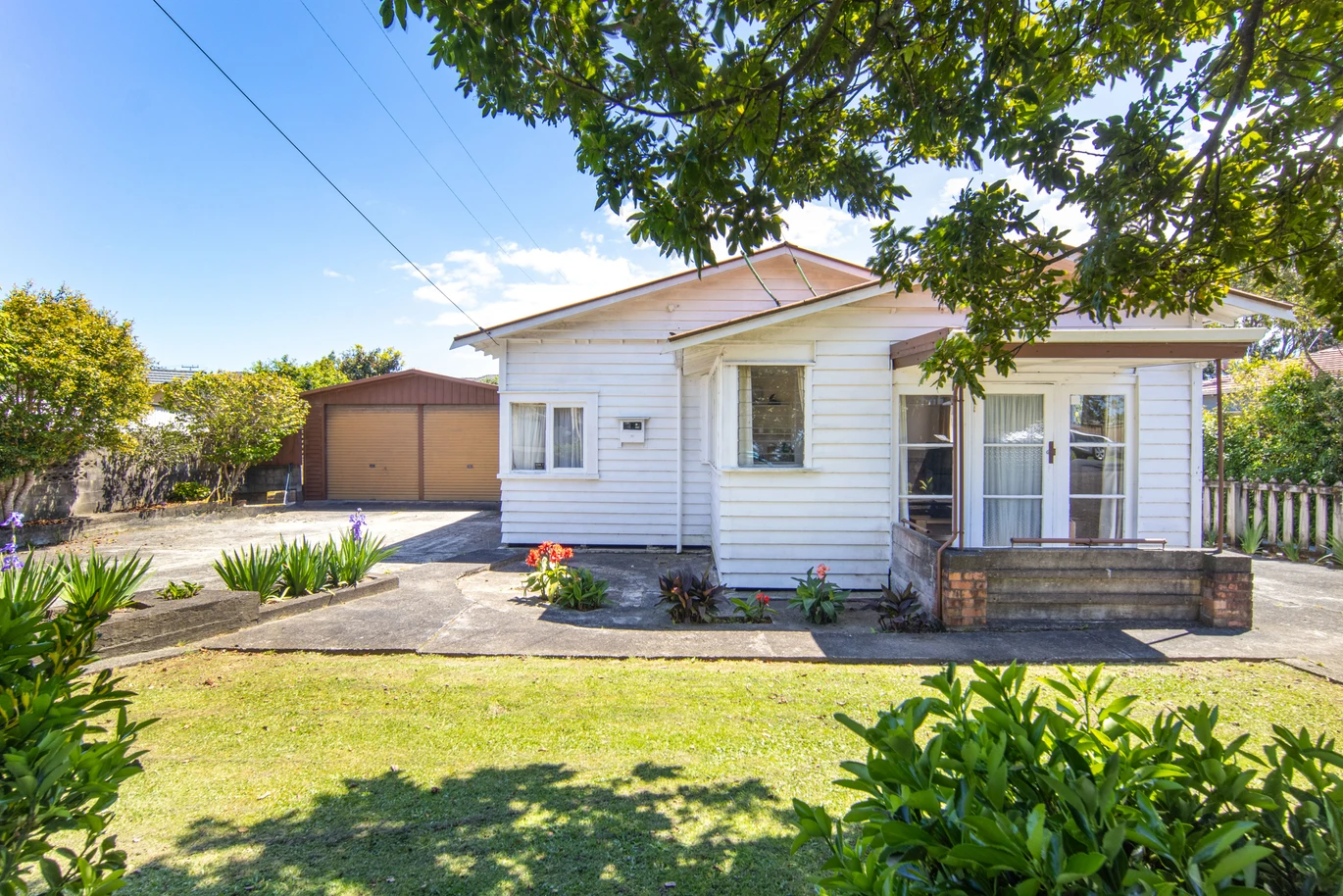 3 beds house on 1,012m² section, live, do=up or develop, 4 Holly Street, Avondale, Auckland