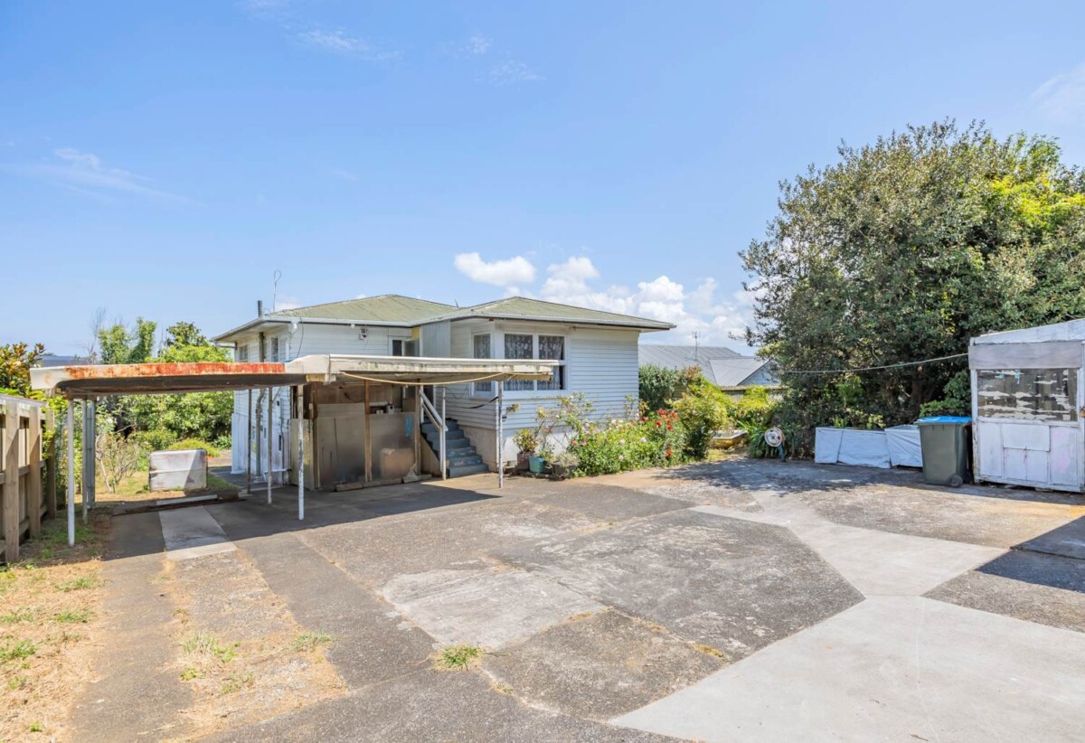 3 beds house on 900m² section, live, do-up, develop, Ignore CV of $1.375M, motivated vendors want it sold fast, 27A Range View Road, Mt Albert, Auckland