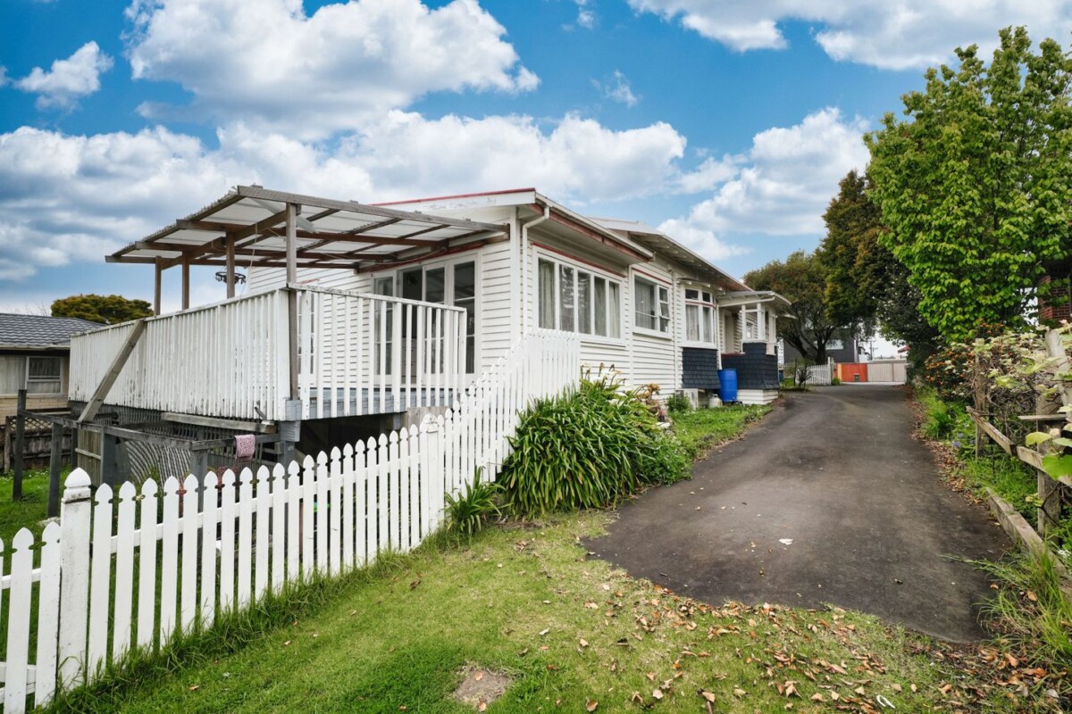 6 beds (4+2) house on 1105m2, walks to Lynn Mall, Zoned Residential – Terrace Housing and Apartment Building, 3199 Great North Road, New Lynn, Auckland