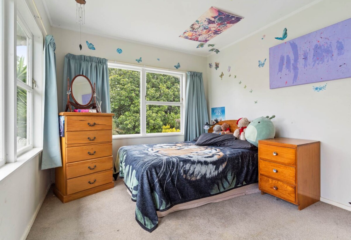 Coastal Home & Income 269m² 6 bedrooms on 918m² section, 2 dwellings on 1 title, 22 Beihlers Road, Weymouth, Auckland