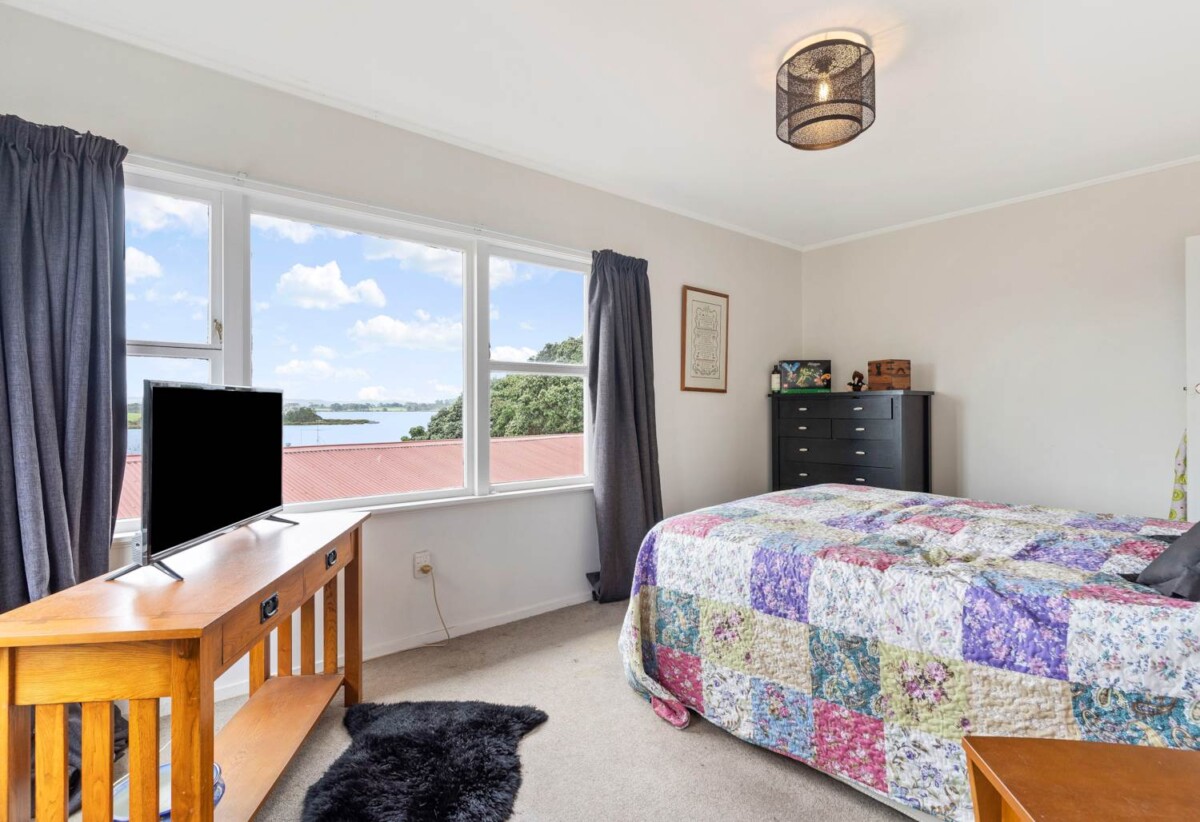 Coastal Home & Income 269m² 6 bedrooms on 918m² section, 2 dwellings on 1 title, 22 Beihlers Road, Weymouth, Auckland