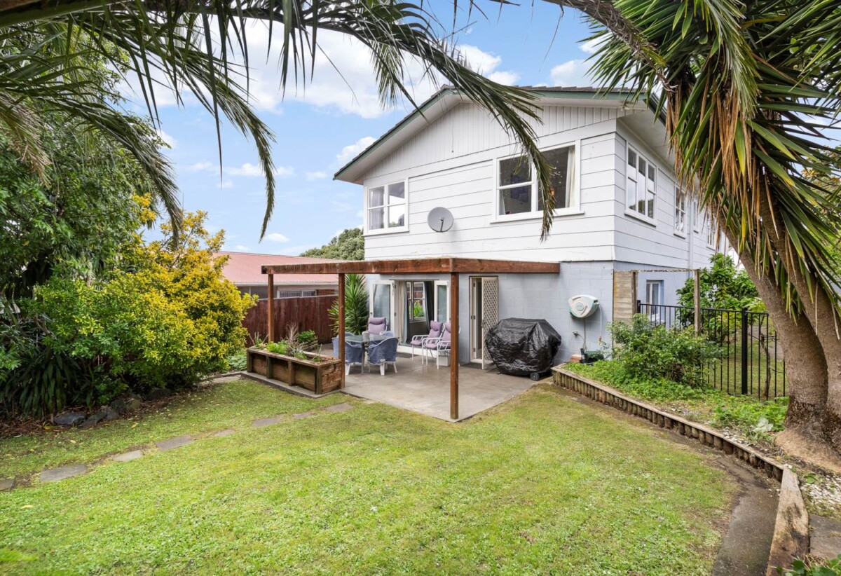 Coastal Home & Income 269m² 6 bedrooms on 918m² section, 2 dwellings on 1 title, 22 Beihlers Road, Weymouth, Auckland