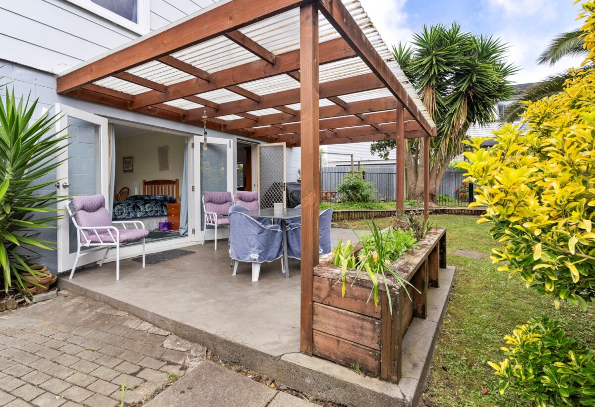 Coastal Home & Income 269m² 6 bedrooms on 918m² section, 2 dwellings on 1 title, 22 Beihlers Road, Weymouth, Auckland