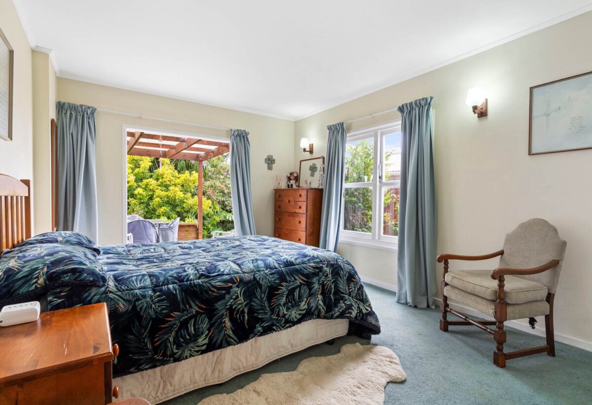 Coastal Home & Income 269m² 6 bedrooms on 918m² section, 2 dwellings on 1 title, 22 Beihlers Road, Weymouth, Auckland