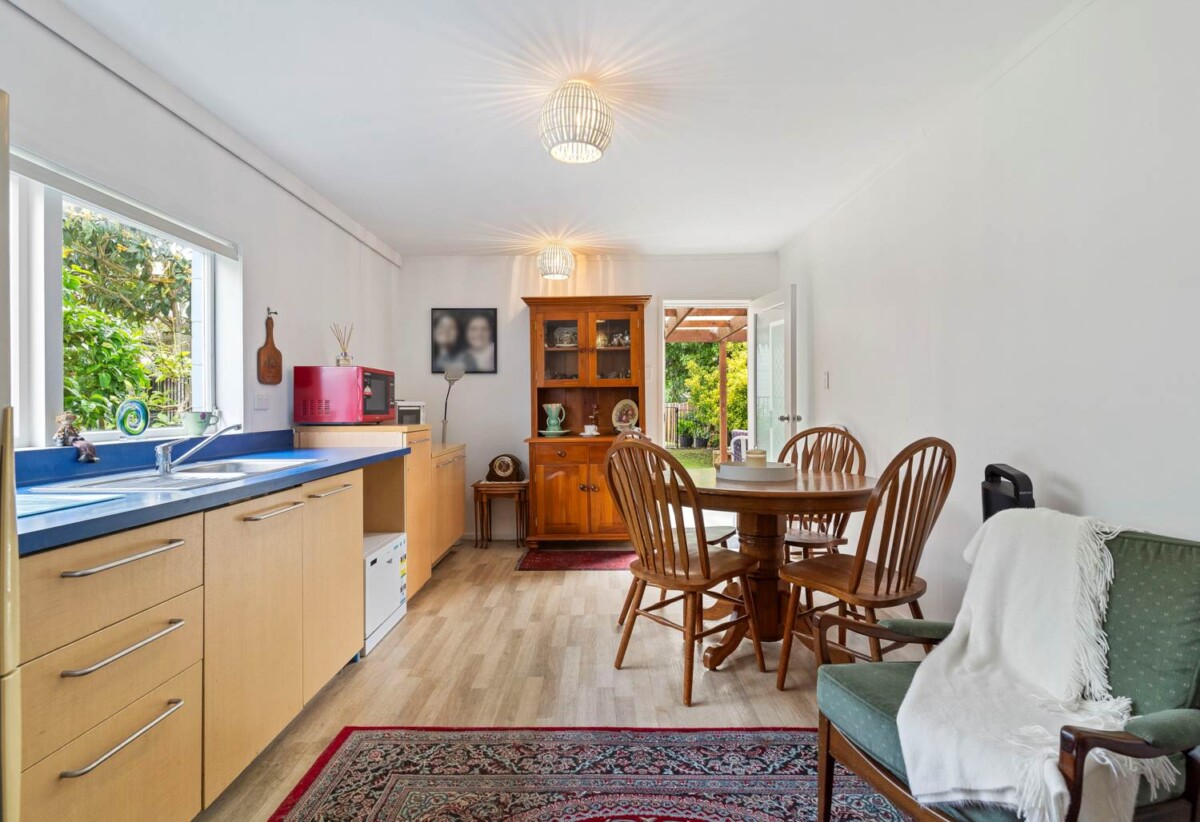 Coastal Home & Income 269m² 6 bedrooms on 918m² section, 2 dwellings on 1 title, 22 Beihlers Road, Weymouth, Auckland