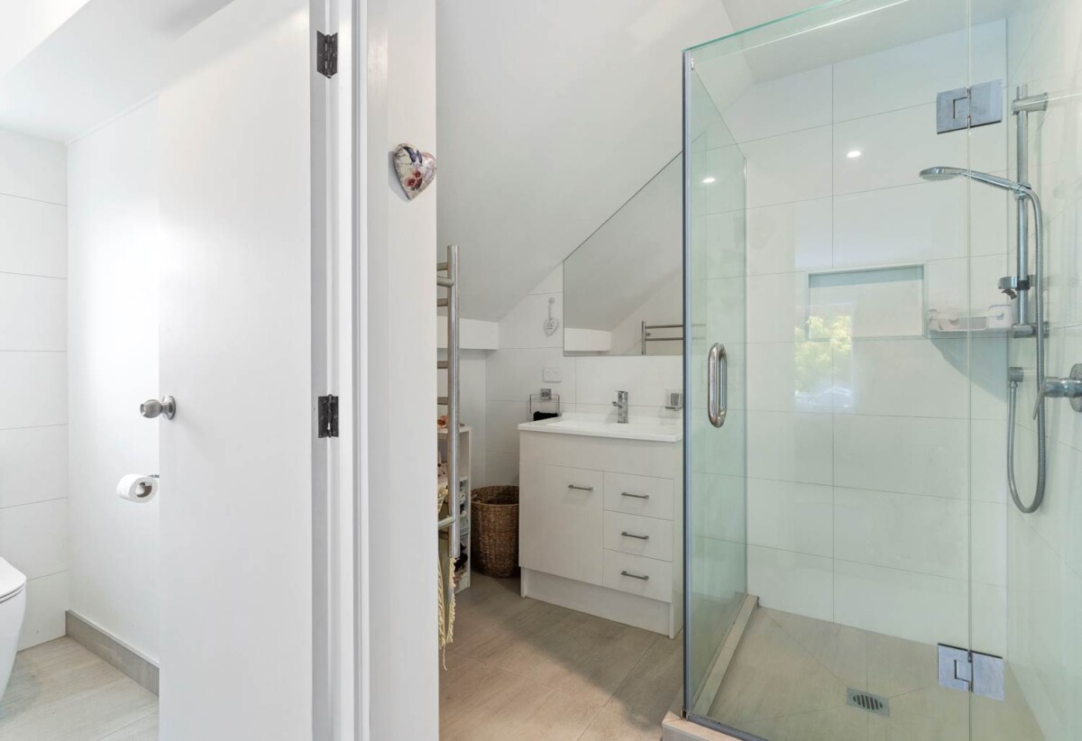 Coastal Home & Income 269m² 6 bedrooms on 918m² section, 2 dwellings on 1 title, 22 Beihlers Road, Weymouth, Auckland