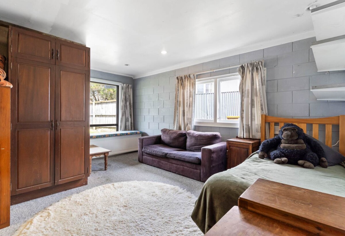 Coastal Home & Income 269m² 6 bedrooms on 918m² section, 2 dwellings on 1 title, 22 Beihlers Road, Weymouth, Auckland