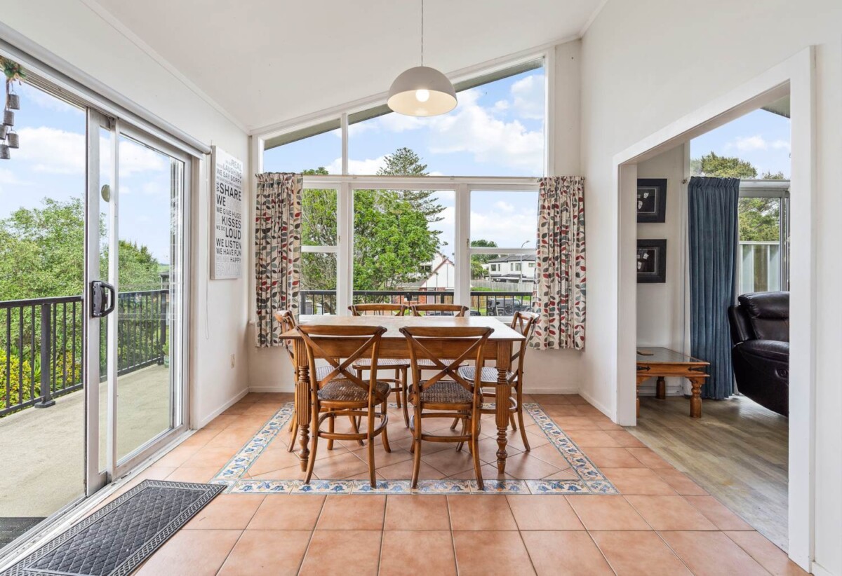 Coastal Home & Income 269m² 6 bedrooms on 918m² section, 2 dwellings on 1 title, 22 Beihlers Road, Weymouth, Auckland