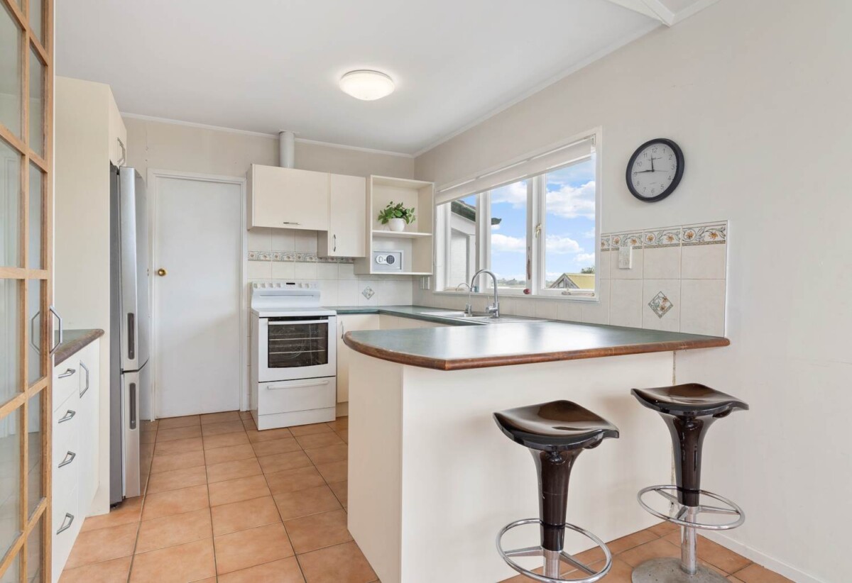 Coastal Home & Income 269m² 6 bedrooms on 918m² section, 2 dwellings on 1 title, 22 Beihlers Road, Weymouth, Auckland