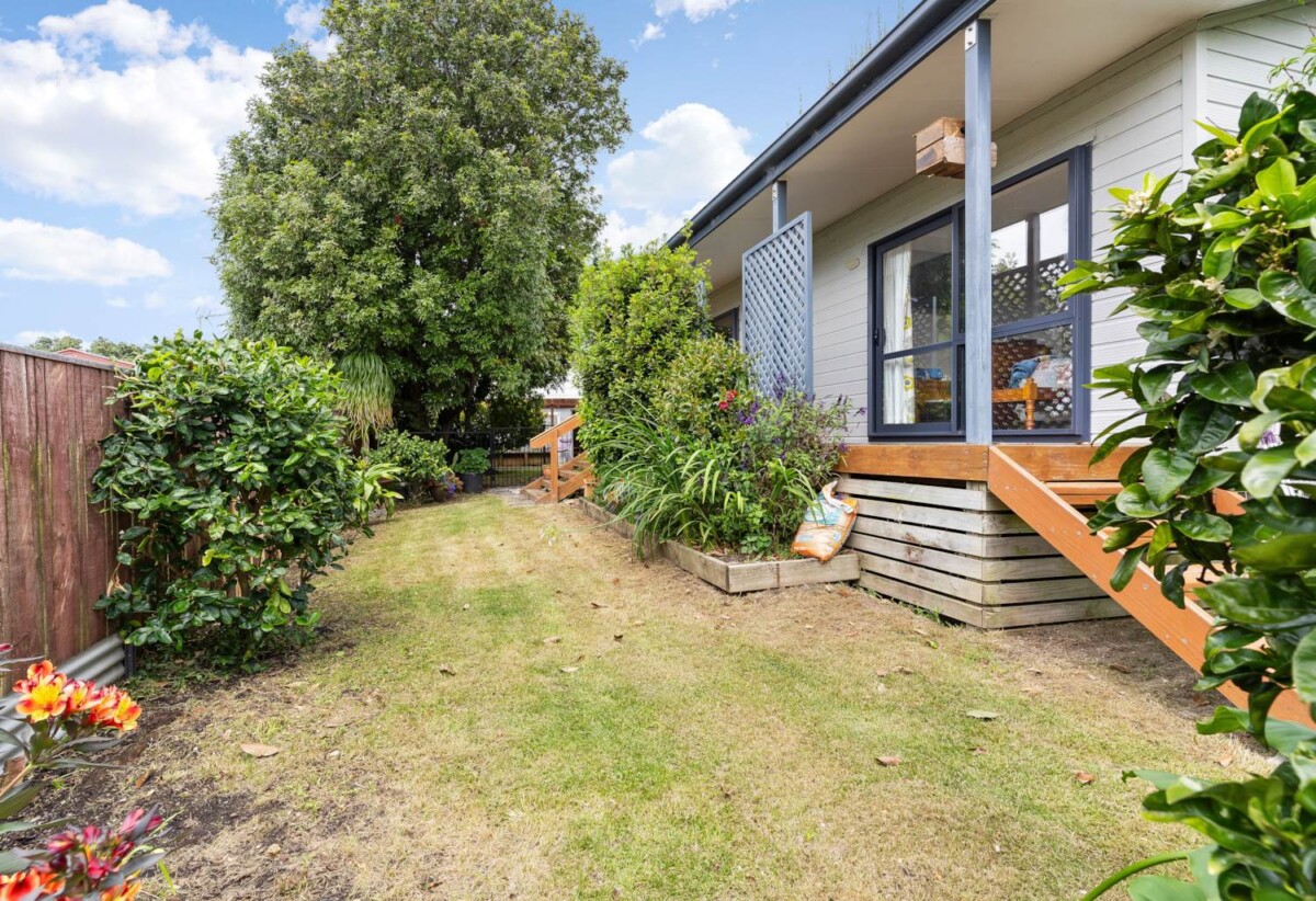 Coastal Home & Income 269m² 6 bedrooms on 918m² section, 2 dwellings on 1 title, 22 Beihlers Road, Weymouth, Auckland