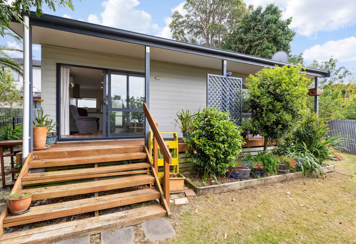Coastal Home & Income 269m² 6 bedrooms on 918m² section, 2 dwellings on 1 title, 22 Beihlers Road, Weymouth, Auckland