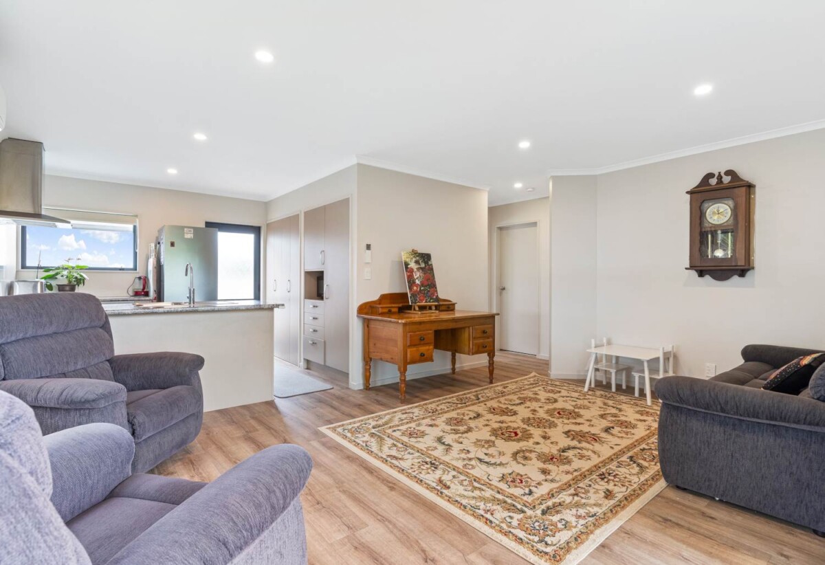 Coastal Home & Income 269m² 6 bedrooms on 918m² section, 2 dwellings on 1 title, 22 Beihlers Road, Weymouth, Auckland
