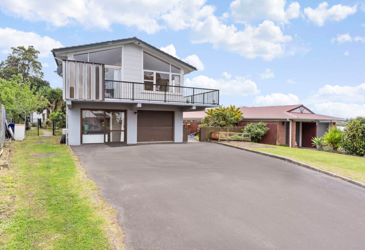 Coastal Home & Income 269m² 6 bedrooms on 918m² section, 2 dwellings on 1 title, 22 Beihlers Road, Weymouth, Auckland