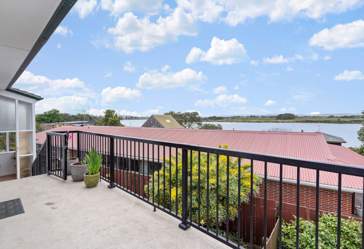 Coastal Home & Income 269m² 6 bedrooms on 918m² section, 2 dwellings on 1 title, 22 Beihlers Road, Weymouth, Auckland