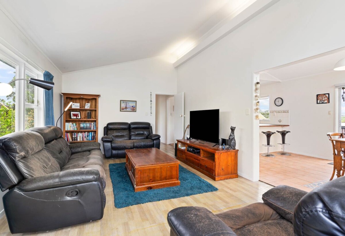 Coastal Home & Income 269m² 6 bedrooms on 918m² section, 2 dwellings on 1 title, 22 Beihlers Road, Weymouth, Auckland
