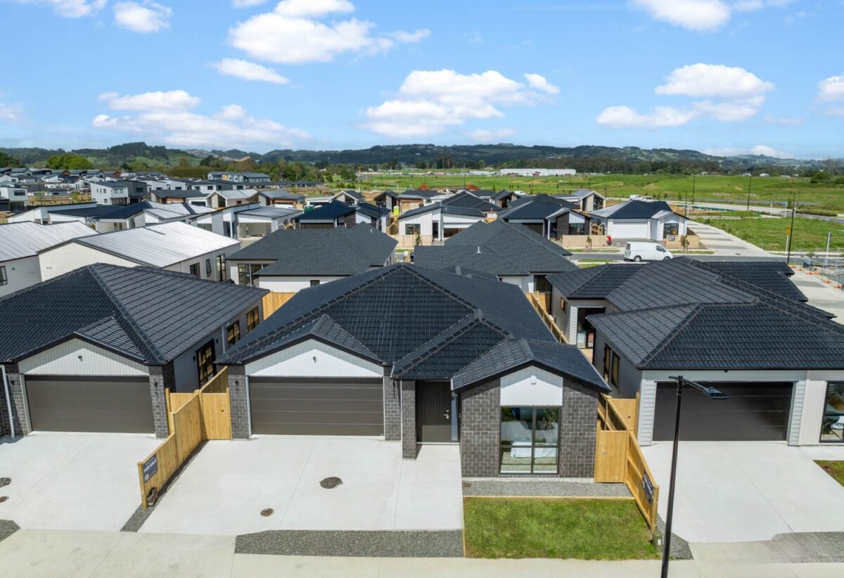Brandnew 4 bedrooms house (including a self-contained suite), 26 Putahi Crescent, Papakura, Auckland