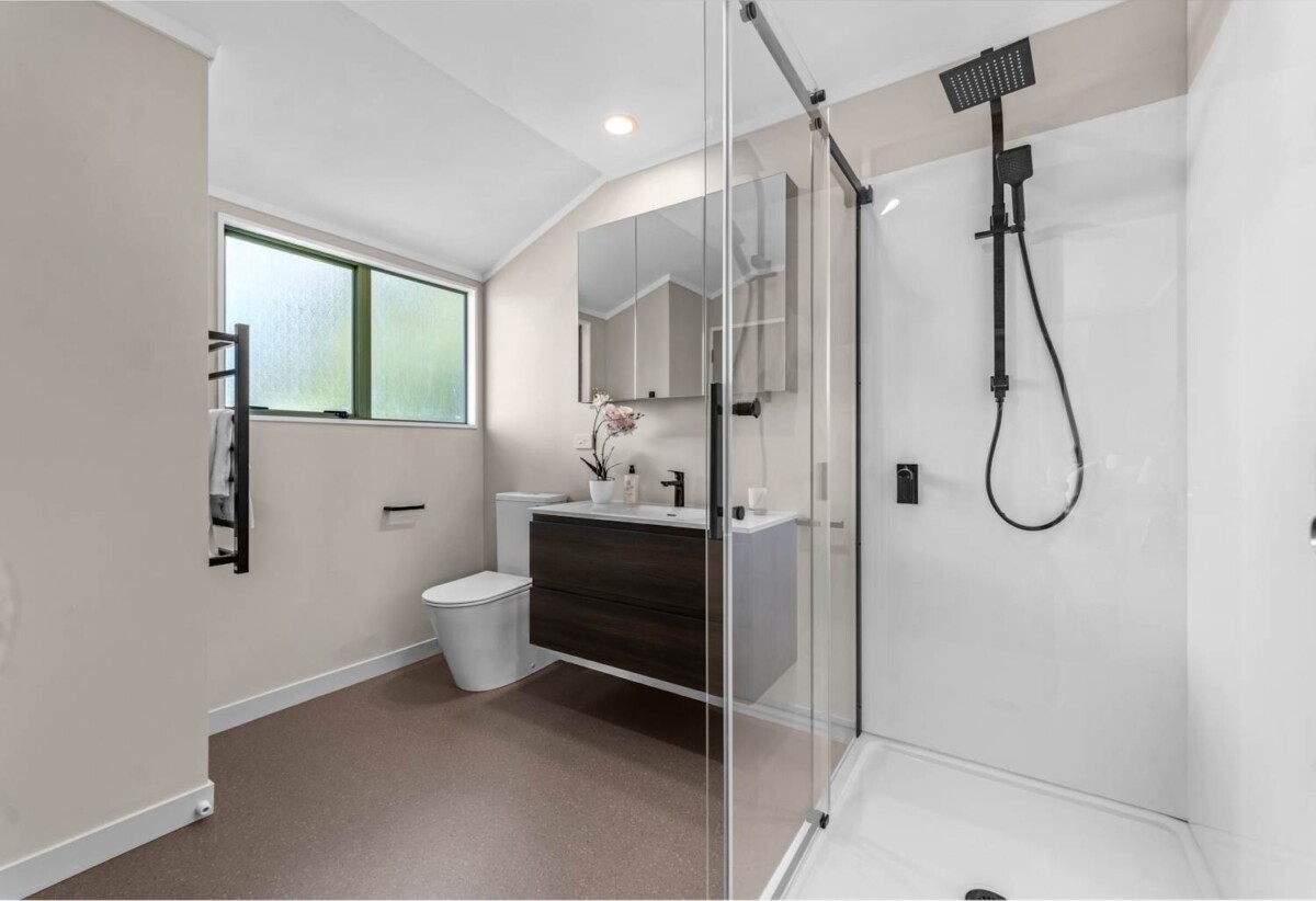 Must sell, Freehold 3 beds house on 423m² section, Moments from Sylvia Park Mall, 235A Penrose Road, Mt Wellington, Auckland