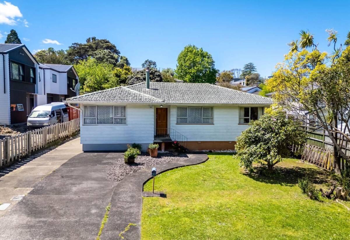Double Westlake schools zone, 3 beds house on 606m² section, 69 Salamanca Road, Sunnynook, Auckland
